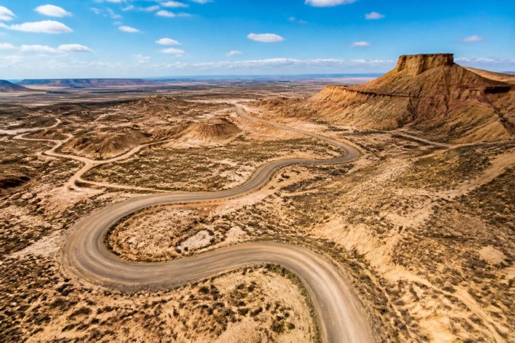 découvrez un circuit captivant dans le désert des bardenas avec notre itinéraire complet et une carte détaillée pour explorer cette région unique.