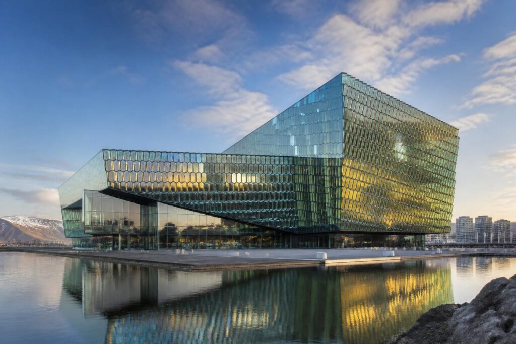 découvrez le harpa concert hall à reykjavik, un joyau architectural et culturel alliant design moderne et scène musicale vibrante au cœur de l'islande.