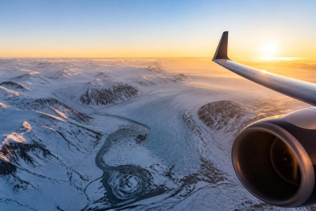 découvrez l'islande et ses paysages glacés à couper le souffle. partez en vol pour une aventure inoubliable au cœur de la nature sauvage et des merveilles arctiques.