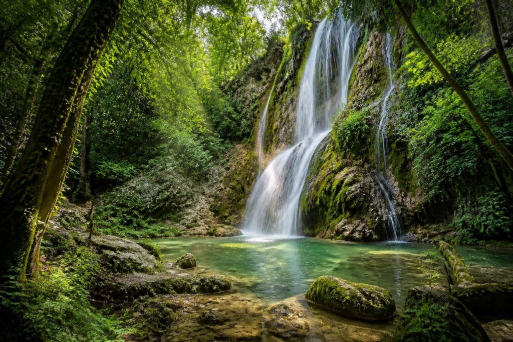 découvrez la cascade verte, un refuge rafraîchissant au cœur d’un décor sauvage où la nature préserve toute sa beauté et sa sérénité.