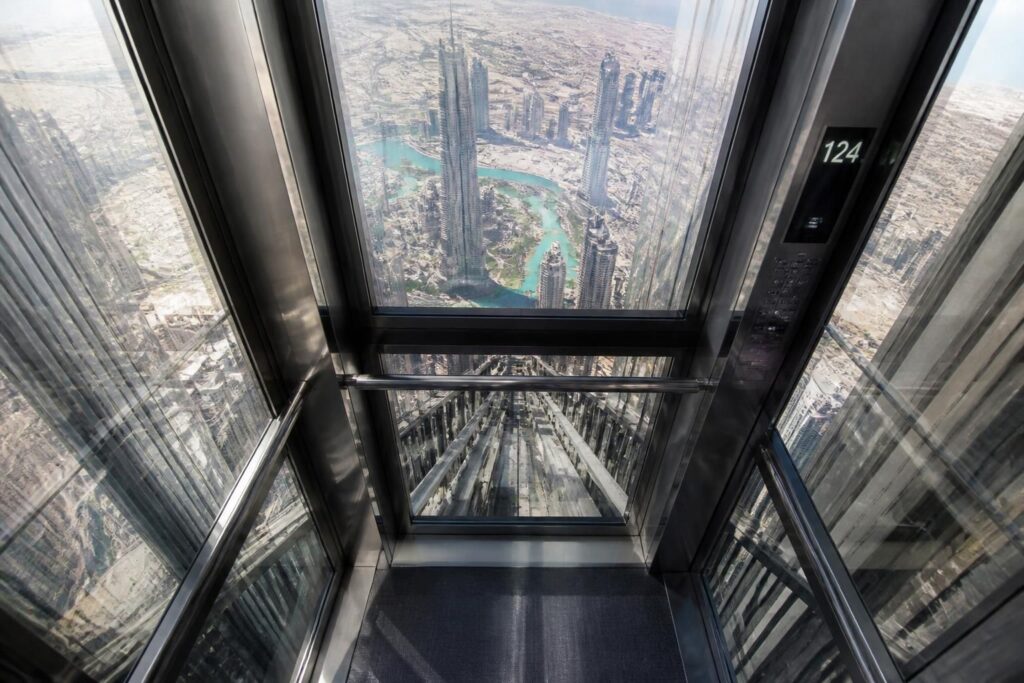 découvrez la vitesse impressionnante de l'ascenseur du burj khalifa à dubaï, le plus haut gratte-ciel du monde, et comment il assure un transport rapide et efficace entre ses étages.