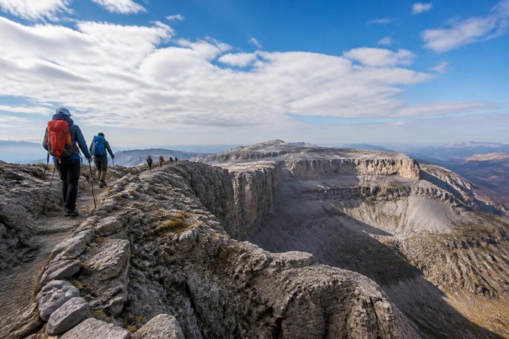 découvrez la randonnée au mont perdu, un sommet emblématique des pyrénées où ciel et roche se rencontrent pour une aventure inoubliable.