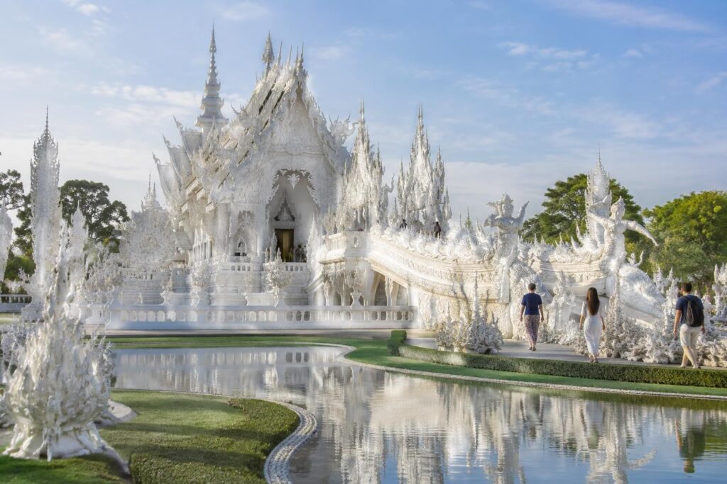 découvrez le white temple à chiang rai : conseils pratiques et idées pour visiter sereinement ce temple blanc emblématique de thaïlande.